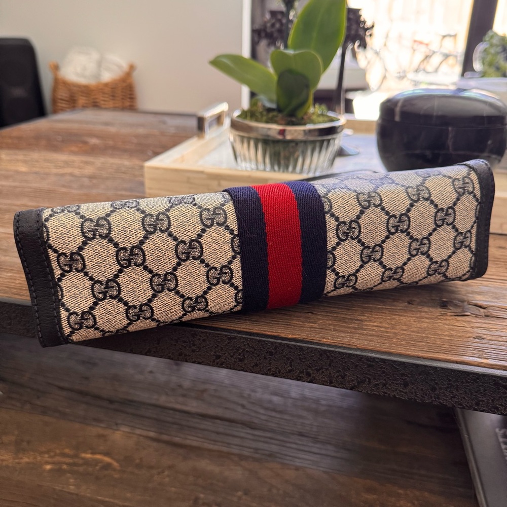 Authentic GUCCI GG Monogram Supreme Vintage Clutch – Navy Blue - Picture 6 of 14